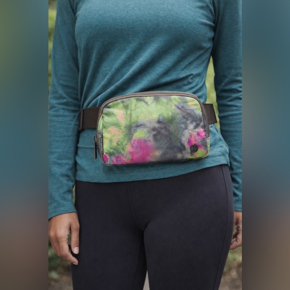 New! Everywhere Belt‎ Bag 1L Hyper Dye Multi/Rover
